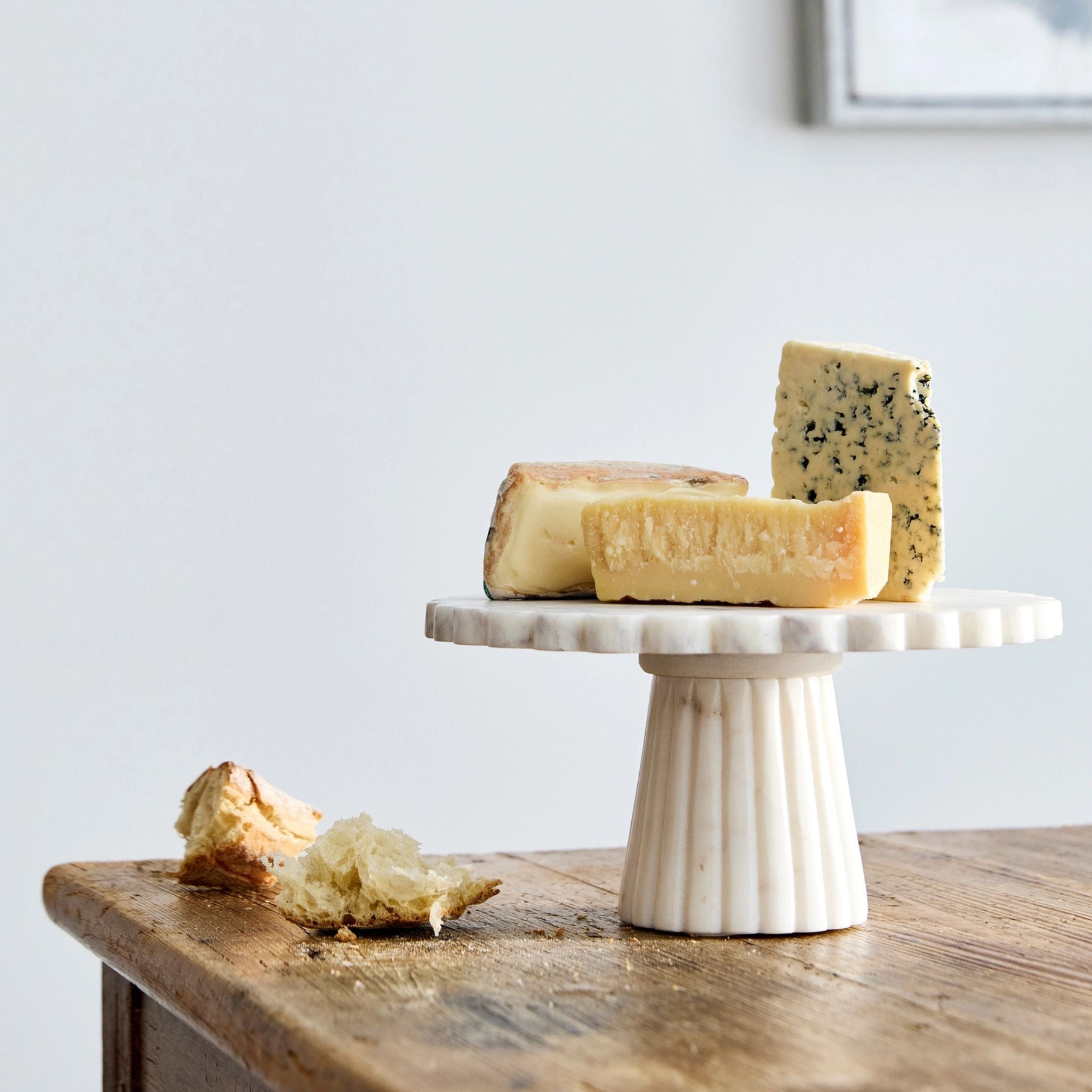 Verona Scalloped White Marble Cake Stand