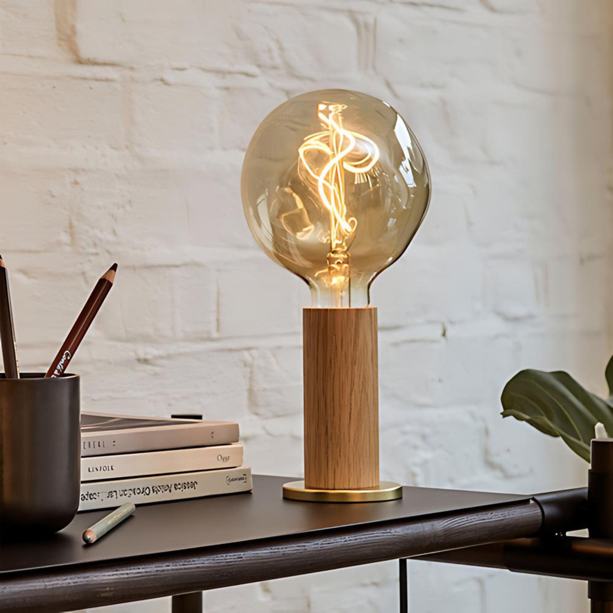 Knuckle Table Lamp with Voronoi-I Bulb
